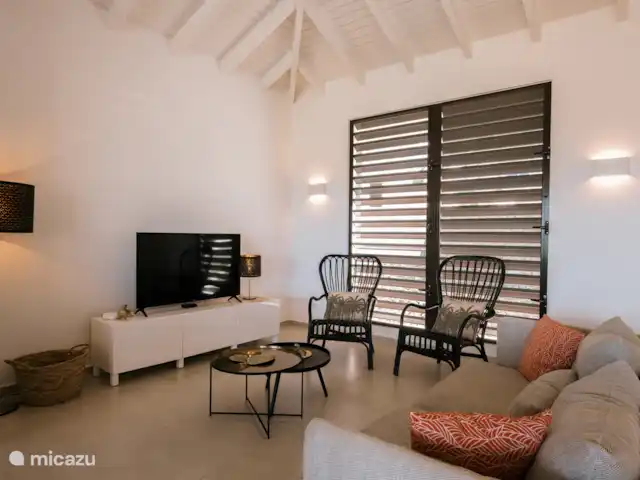 Location de Vacances Curaçao, Curaçao-Centre, Blue Bay, villa - Villa de luxe à 200 mètres de la plage Coin salon avec TV