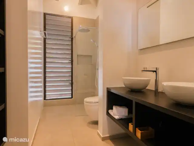 Location de Vacances Curaçao, Curaçao-Centre, Blue Bay, villa - Villa de luxe à 200 mètres de la plage Salle de bain à l’étage