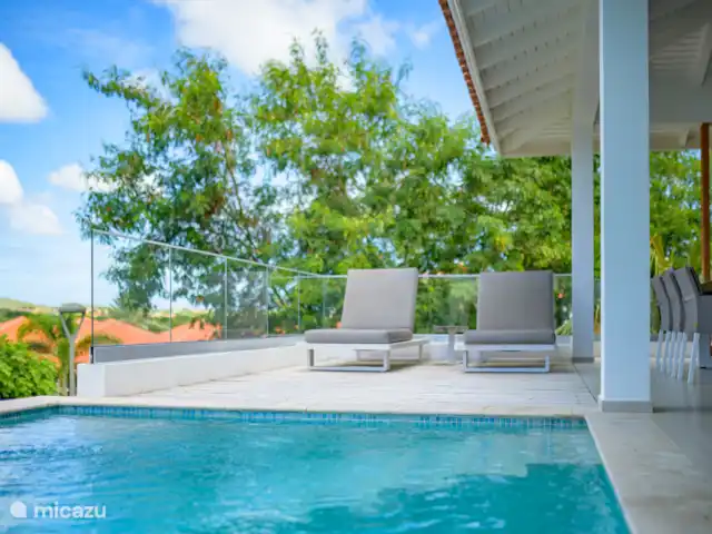 Location de Vacances Curaçao, Curaçao-Centre, Blue Bay, villa - Villa de luxe à 200 mètres de la plage De jolis transats