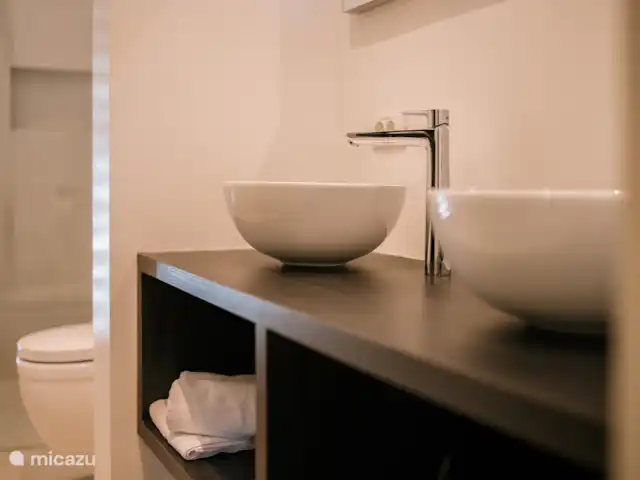Location de Vacances Curaçao, Curaçao-Centre, Blue Bay, villa - Villa de luxe à 200 mètres de la plage Salle de bain à l’étage