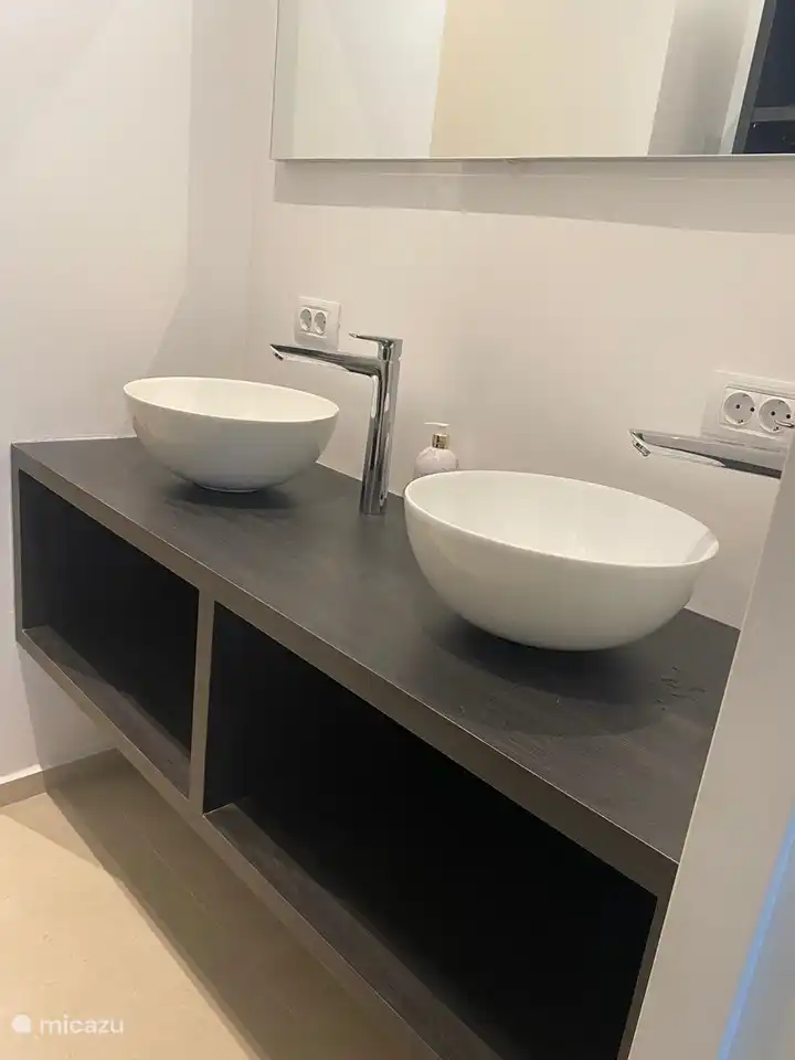 Es gibt 2 Badezimmer