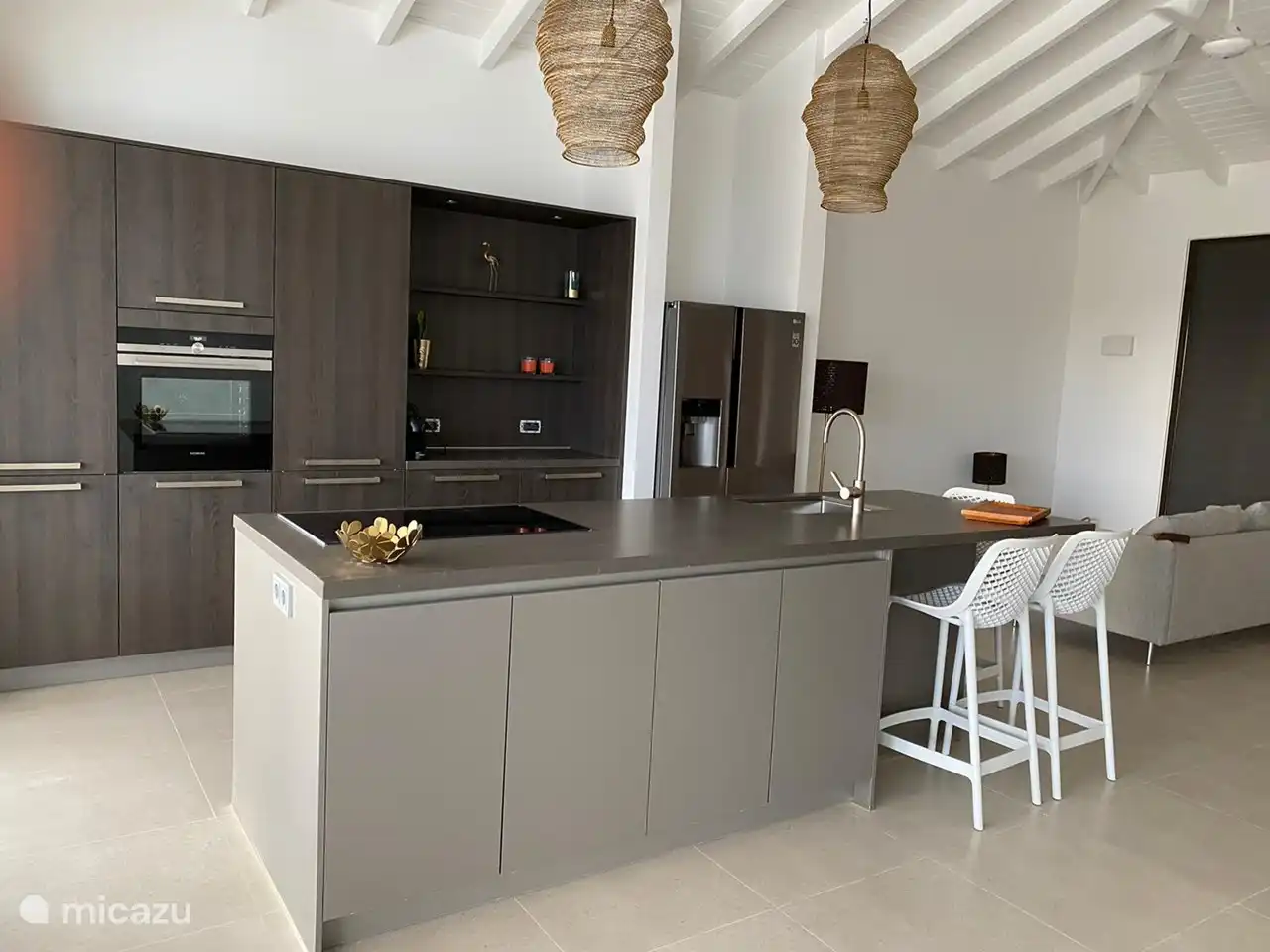 Luxuriöse Küche mit Geschirrspüler, Backofen, Induktionskochfeld und amerikanischem Kühlschrank mit Eiswürfelmaschine