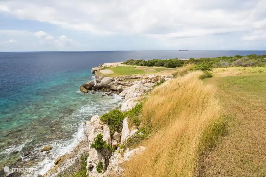 Loch 6, schlagen Sie Ihren Ball über das Meer auf das Grün