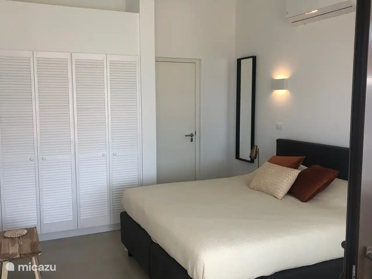 Hauptschlafzimmer mit Boxspringbetten, Einbauschränken, Klimaanlage und Ventilator