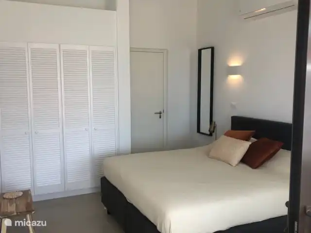 Location de Vacances Curaçao, Curaçao-Centre, Blue Bay, villa - Villa de luxe à 200 mètres de la plage Chambre principale avec lits à sommier tapissier, armoires encastrées, climatisation et ventilateur