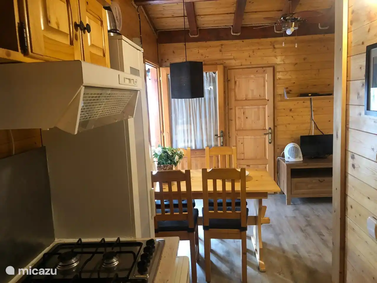 dentro y fuera de una mesa de comedor con sillas