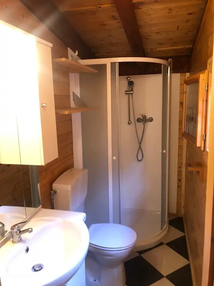 Por supuesto, baño privado con ducha, inodoro, lavabo y mucho espacio de almacenamiento.