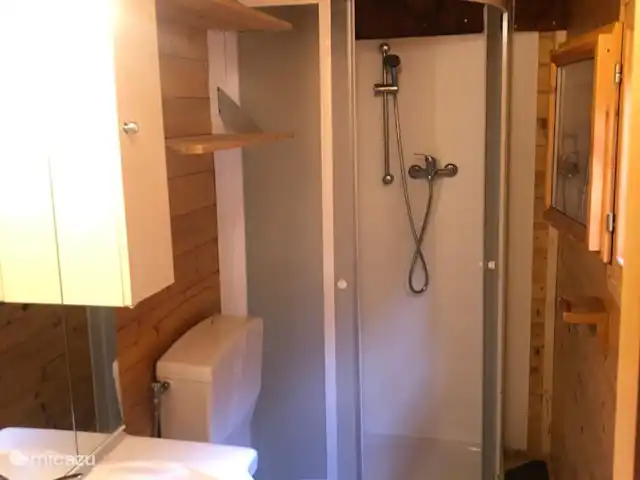 Location de Vacances Italie, Lacs italiens , Porlezza, chalet - comme 230 Bien sûr salle de bain privative, avec douche, WC, lavabo et nombreux rangements