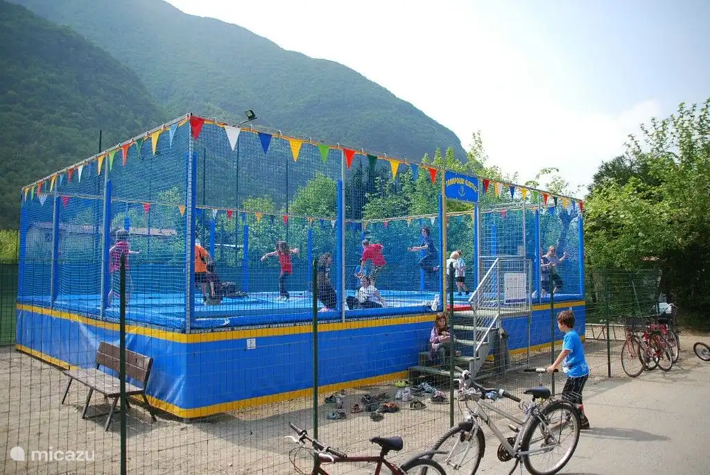 mucha diversión para los más pequeños. Castillo hinchable, fútbol, tenis, camas elásticas, etc.