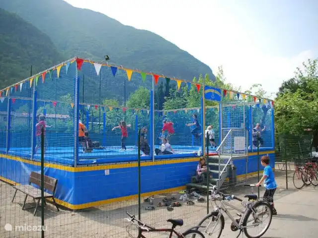 Location de Vacances Italie, Lacs italiens , Porlezza, chalet - comme 230 beaucoup de plaisir pour les petits. Château gonflable, foot, tennis, trampolines etc..