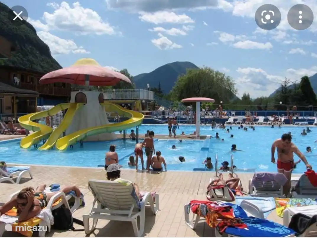 Preciosa piscina, con 5 toboganes y muchas tumbonas gratuitas.