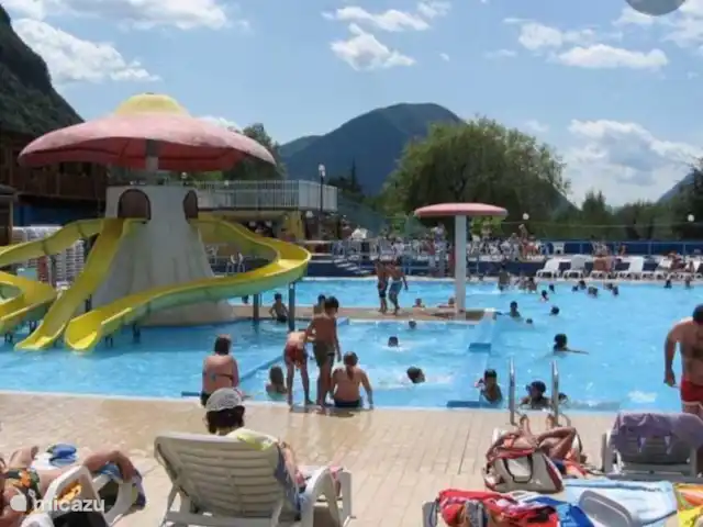 Location de Vacances Italie, Lacs italiens , Porlezza, chalet - comme 230 Belle piscine, avec 5 toboggans et de nombreux transats gratuits
