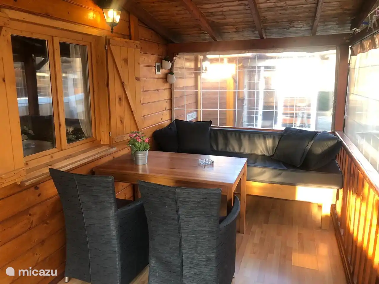 gran terraza al aire libre con sala de estar separada