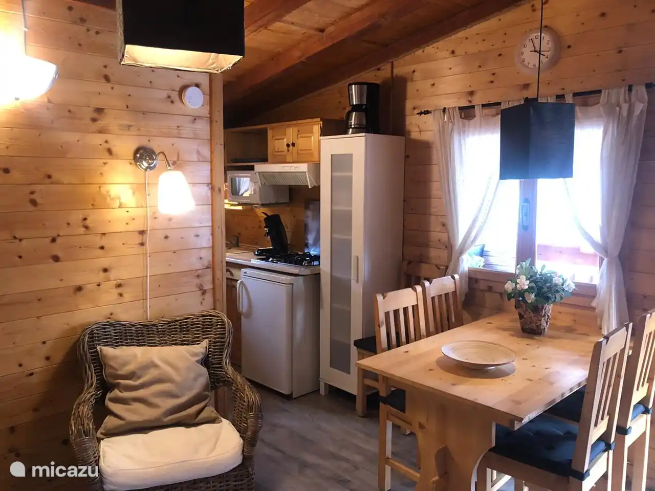 Acogedor interior totalmente completo. Solo traiga sus propias toallas y ropa de cama.