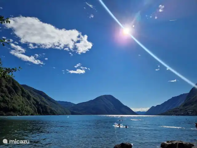 Location de Vacances Italie, Lacs italiens , Porlezza, chalet - comme 230 Belle plage (de galets). Navigation de plaisance, pêche, surf, éclaboussures. Verre d'eau claire, température fine