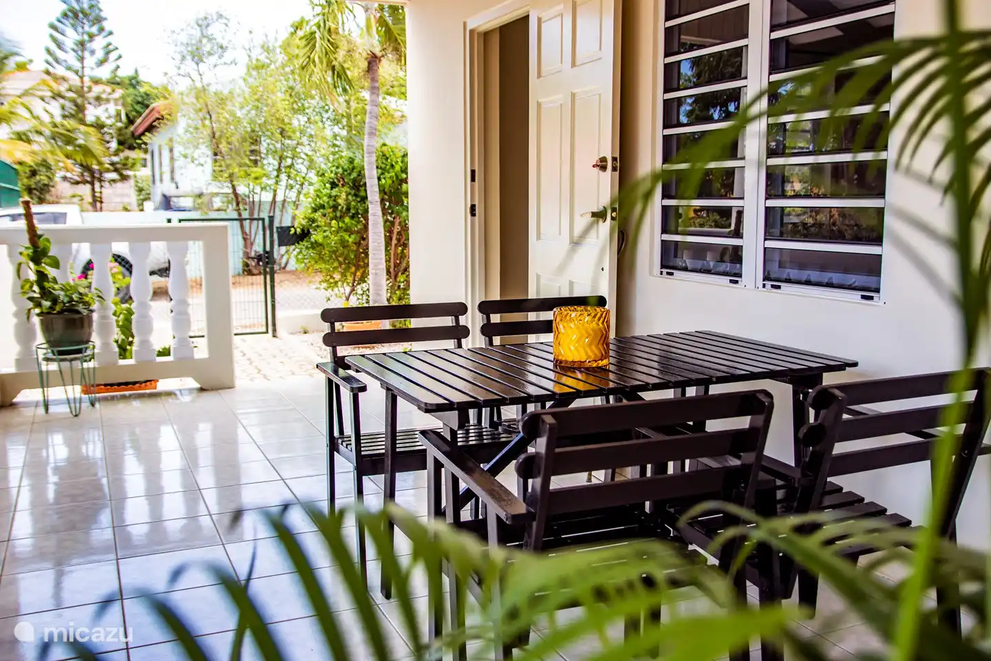 Acogedor balcón, ideal para desayunar bajo el sol de la mañana