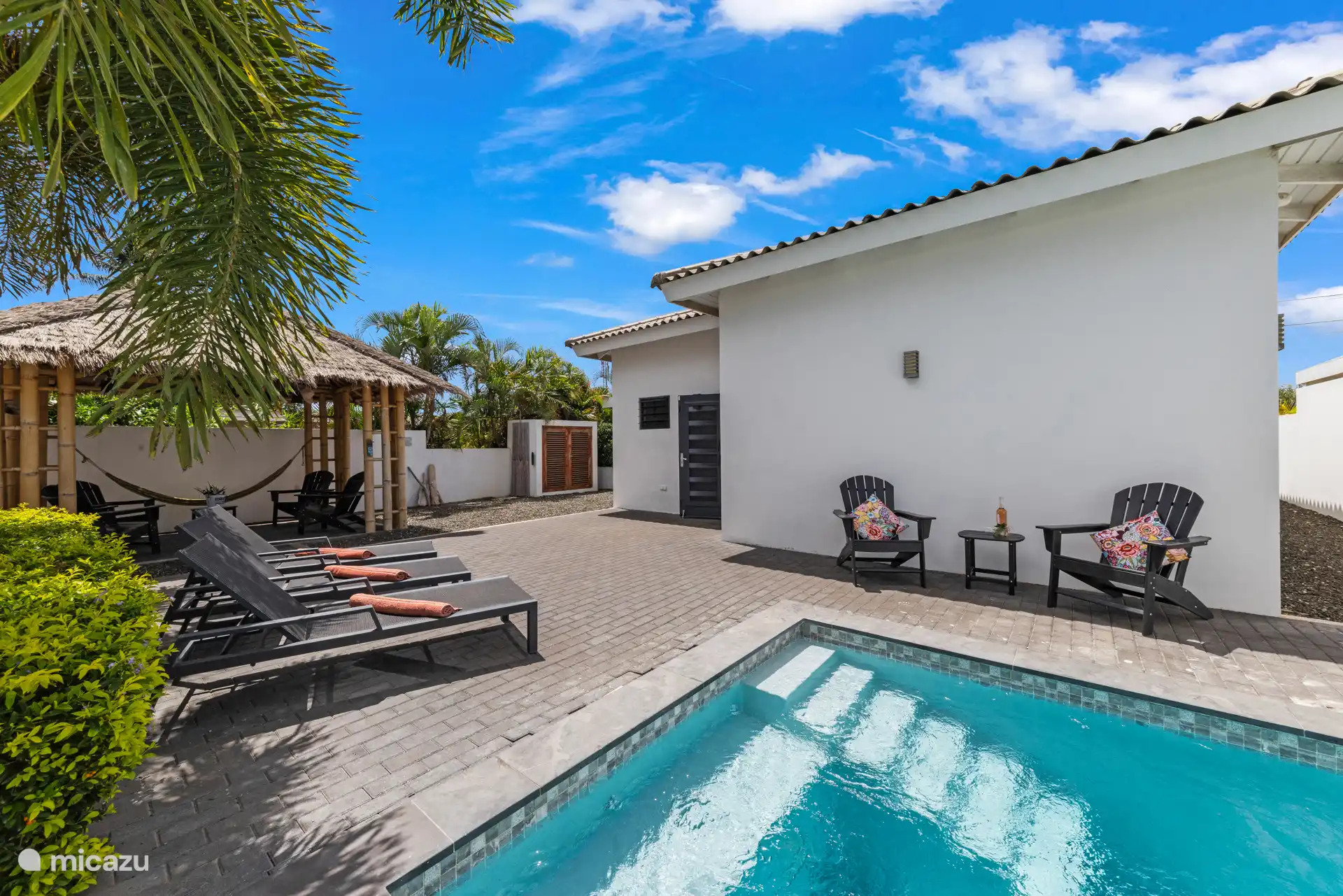 Geräumiger privater Garten mit schönen Sitzgelegenheiten