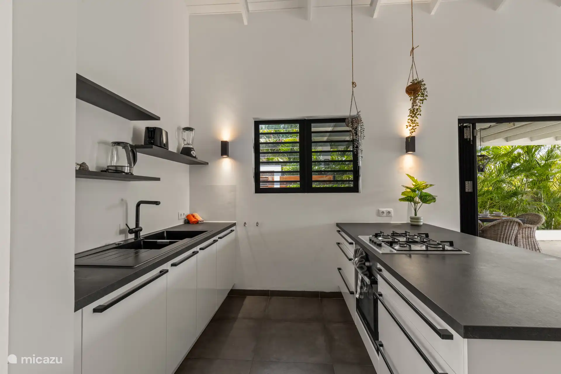 Küche mit Geschirrspüler und eingebautem Backofen