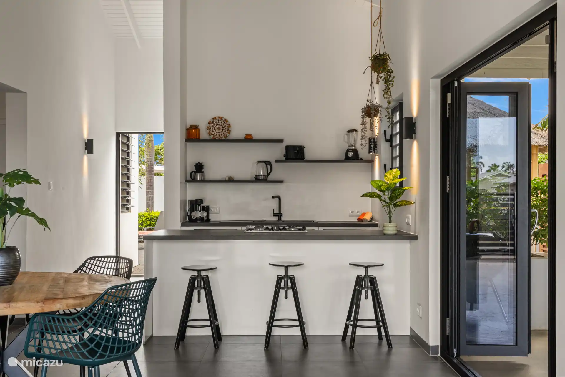 Moderne, helle Küche mit allen Geräten.
Kaffeemaschine: Filterkaffee und Kaffeepads.
Milchaufschäumer
Zitronenpresse
Kessel
Geschirrspülmaschine
Ofen
Gasherd
Toaster    