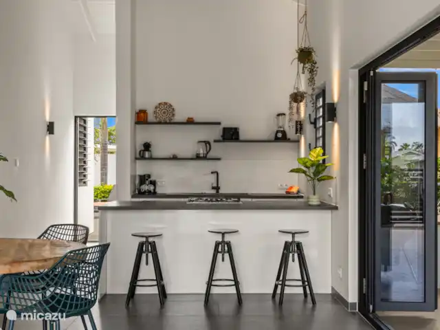 Villa Curalux | Curaçao, Curaçao-Centre, Dominguito - villa Cuisine moderne et lumineuse avec tous les appareils.
Cafetière : café filtre et dosettes de café.
Mousseur à lait
Presse-citron
Bouilloire
Lave-vaisselle
Four
Cuisinière à gaz
Grille-pain