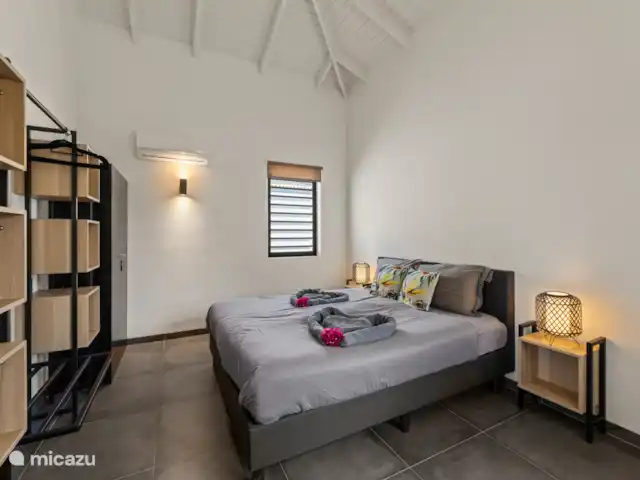 Villa Curalux | Curaçao, Curaçao-Centre, Dominguito - villa Chambre double, placard pour vêtements et valise. Aussi la climatisation.