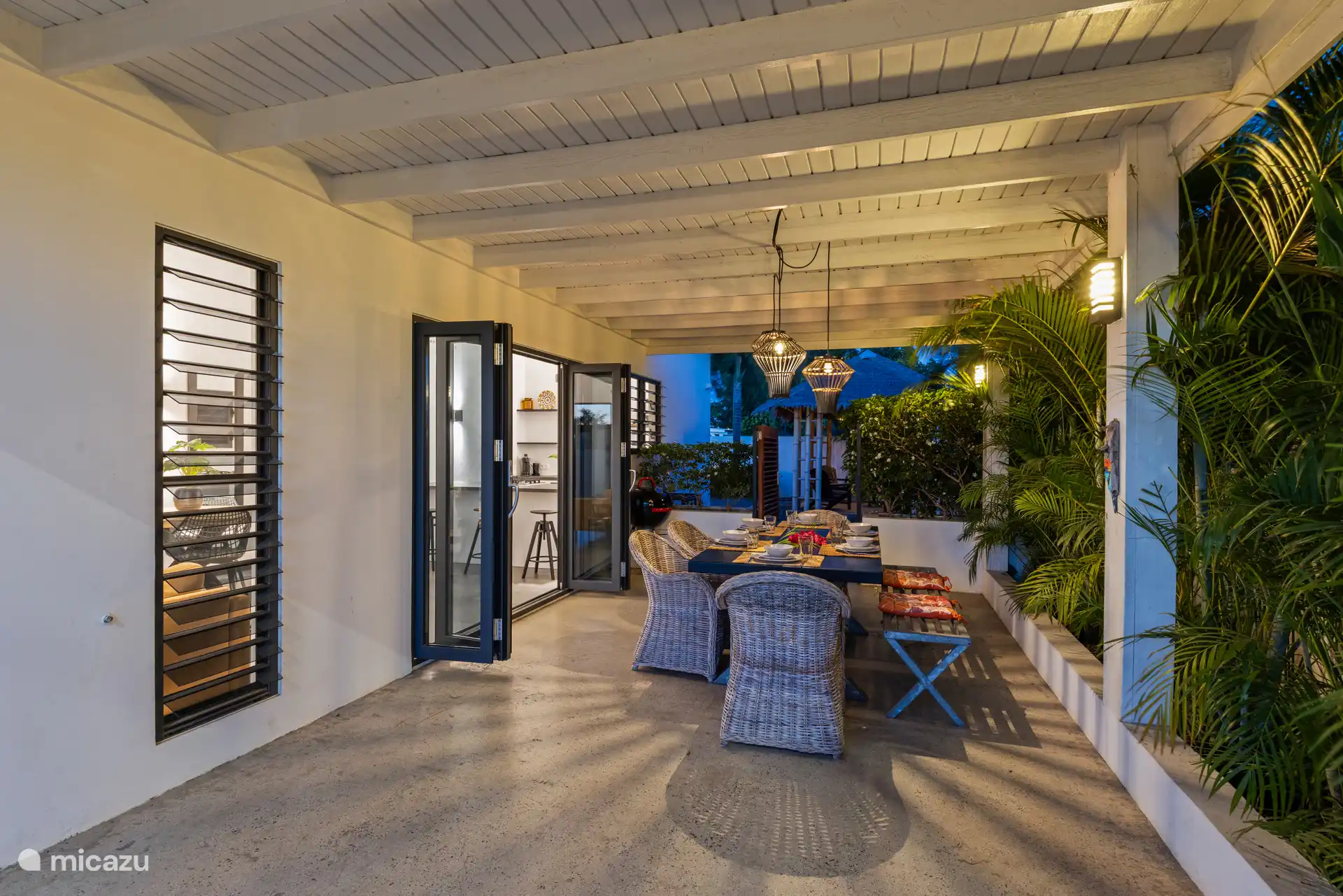 Abends haben wir ein leckeres Essen unter der Veranda gegessen und genossen.