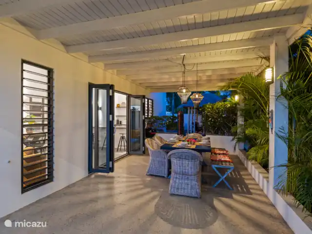 Villa Curalux | Curaçao, Curaçao-Centre, Dominguito - villa Le soir, nous avons pris un délicieux repas sous le porche et nous avons profité.