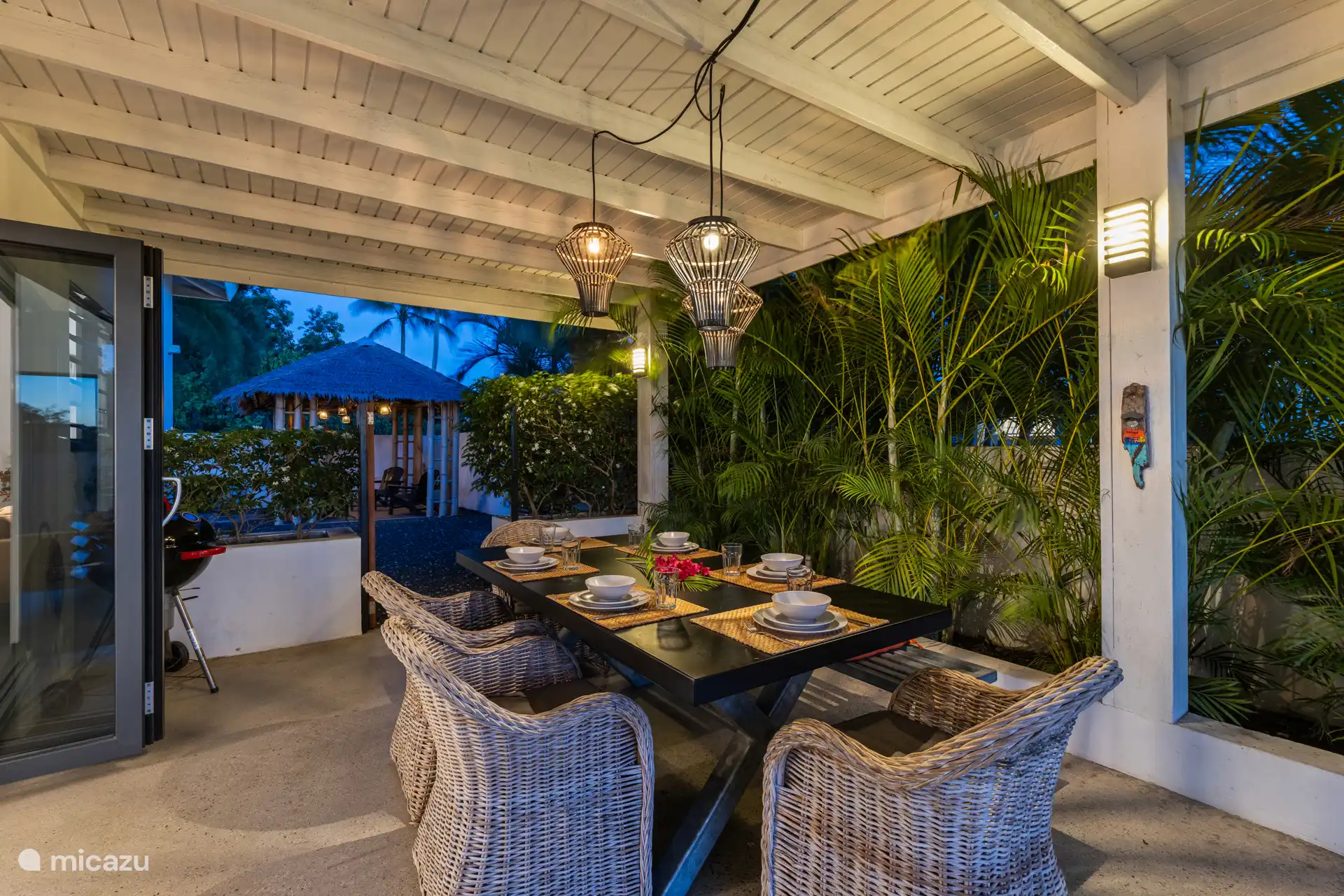 Esstisch für sechs Personen.