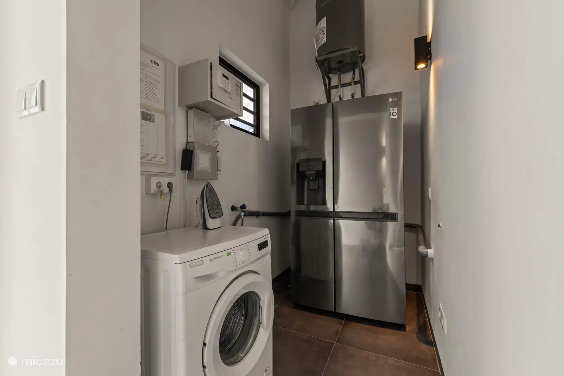 Schöner amerikanischer Kühlschrank und Gefrierschrank. Mit Eiswürfelmaschine oder Eiscrunch und automatischem Wasserhahn.
Die Waschmaschine und der Safe befinden sich ebenfalls in diesem Raum.