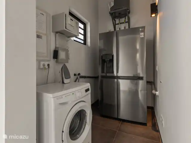 Villa Curalux | Curaçao, Curaçao-Centre, Dominguito - villa Beau réfrigérateur et congélateur américains. Avec machine à glaçons ou ice crunch et robinet d’eau automatique.
La machine à laver et le coffre-fort se trouvent également dans cette pièce.
