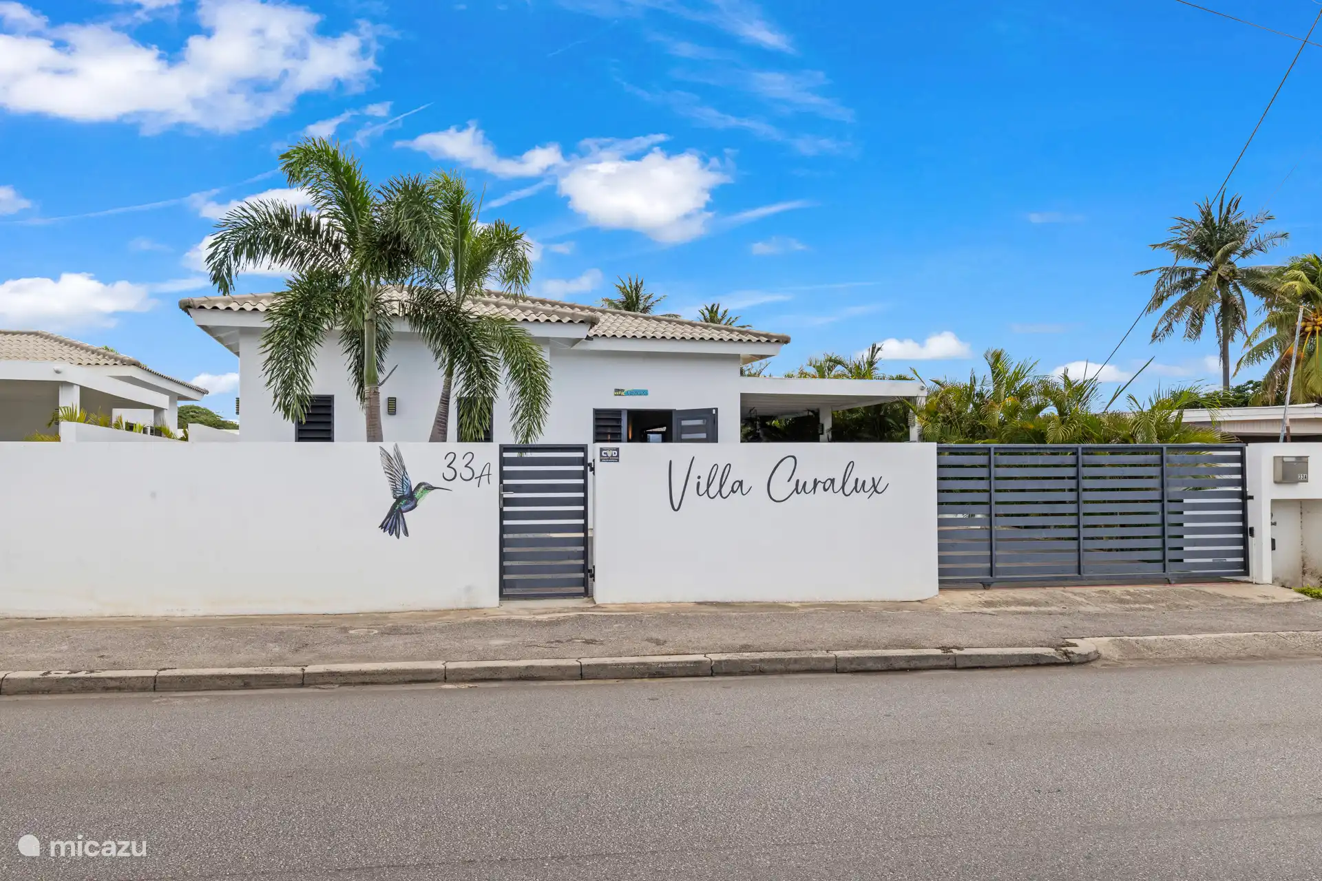 Villa Curalux mit automatischem Tor, hinter dem das Auto sicher steht.