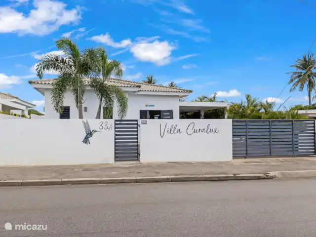 Villa Curalux | Curaçao, Curaçao-Centre, Dominguito - villa Villa Curalux avec portail automatique où la voiture est en toute sécurité derrière.
