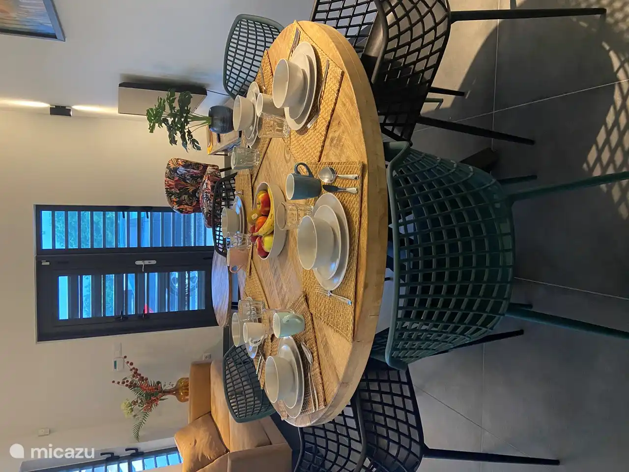 Drinnen am runden Tisch essen; gemütlich!!