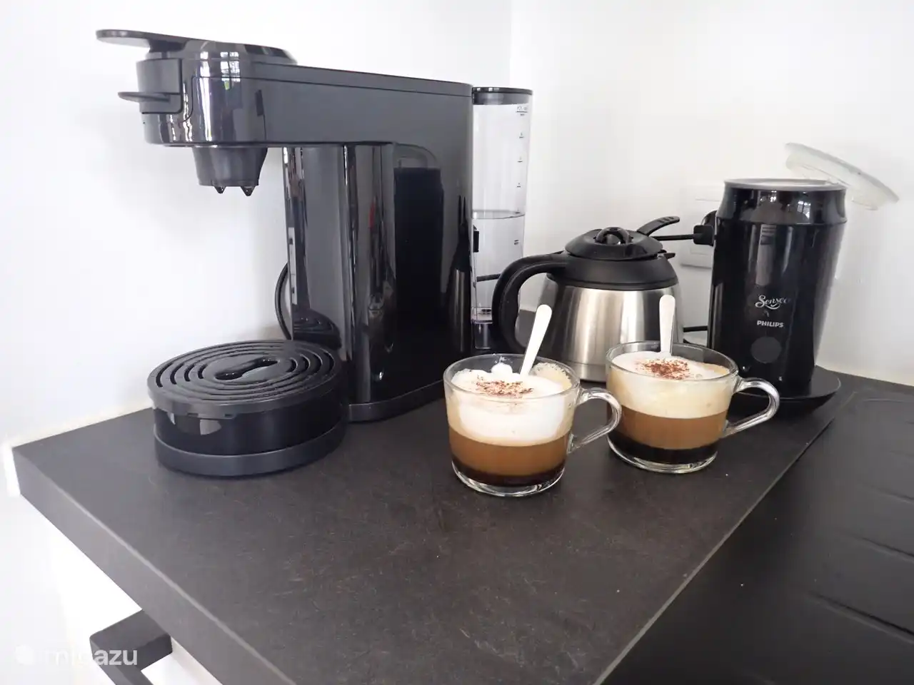 Kaffeemaschine, mit der Sie frischen Filterkaffee zubereiten können, aber auch die Verwendung von Kaffeepads ist möglich.
Wir haben auch einen Milchaufschäumer, so dass leckerer Cappuccino möglich ist.