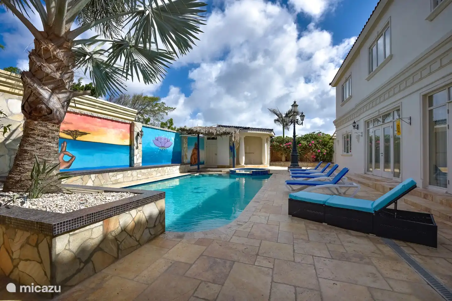 alrededor de la piscina