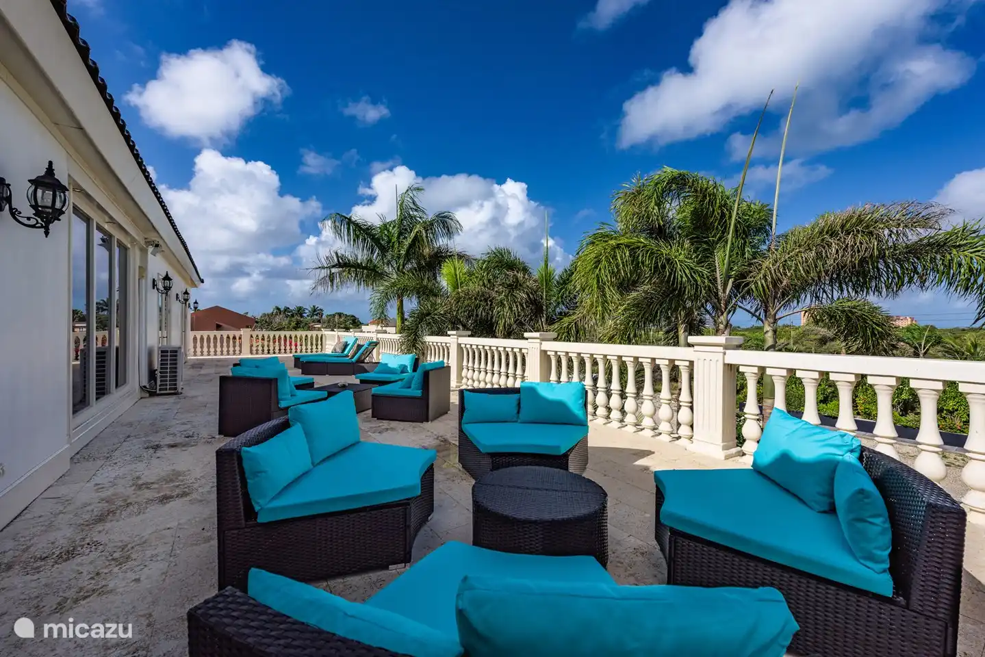 sentado en el balcón 2do piso