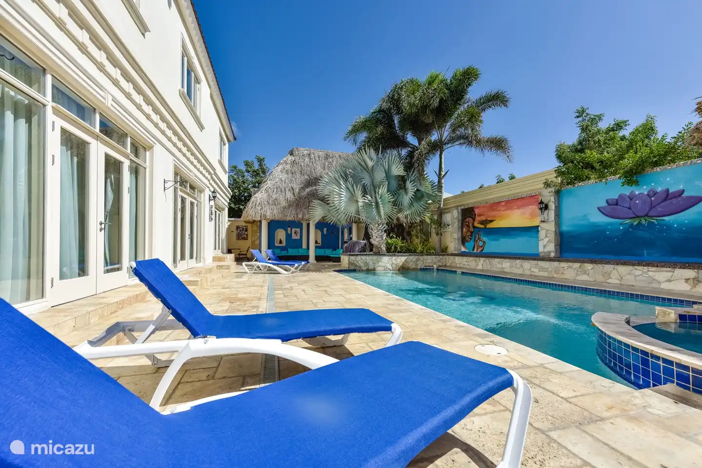 tumbona junto a la piscina