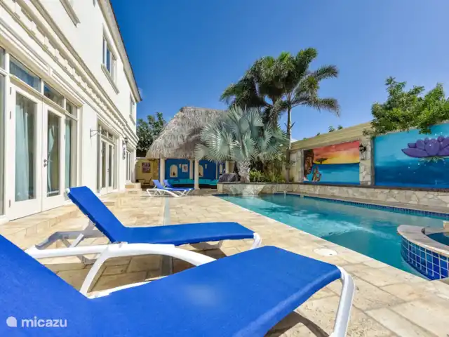 La Casa Piu Bella en Aruba, Norte, Noord - villa tumbona junto a la piscina