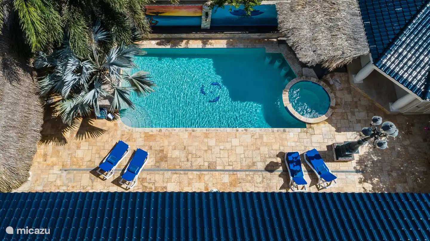 Frente a la villa tienes total privacidad. No se puede ver la piscina desde la calle.