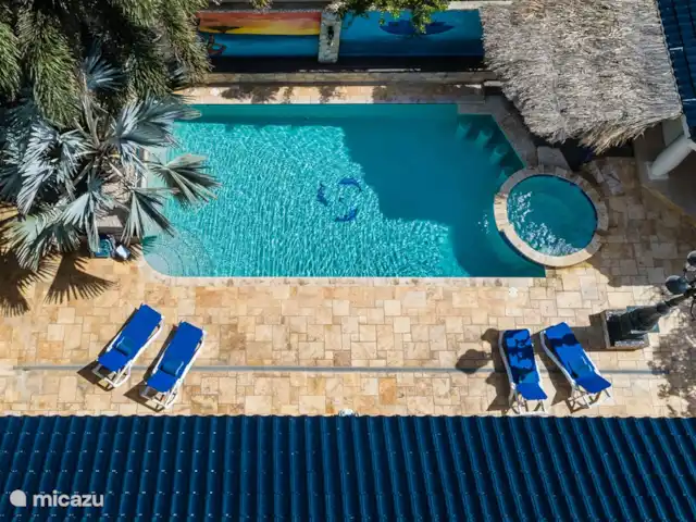 La Casa Piu Bella en Aruba, Norte, Noord - villa Frente a la villa tienes total privacidad. No se puede ver la piscina desde la calle.