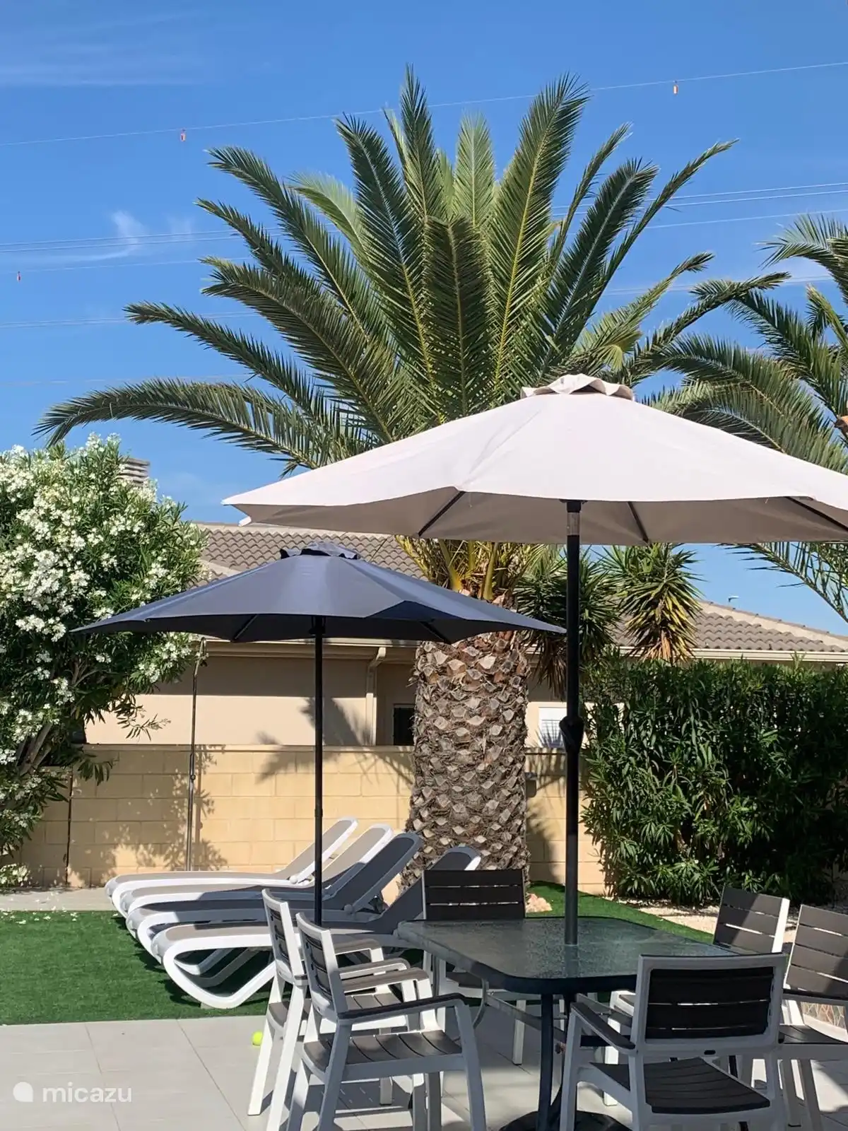 Comer al aire libre junto a la terraza de la piscina 