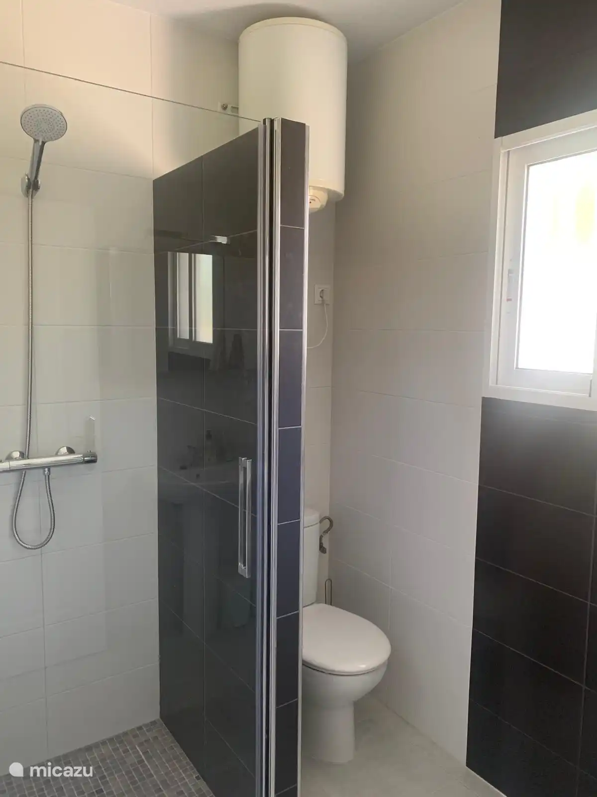 2º cuarto de baño con ducha y WC 