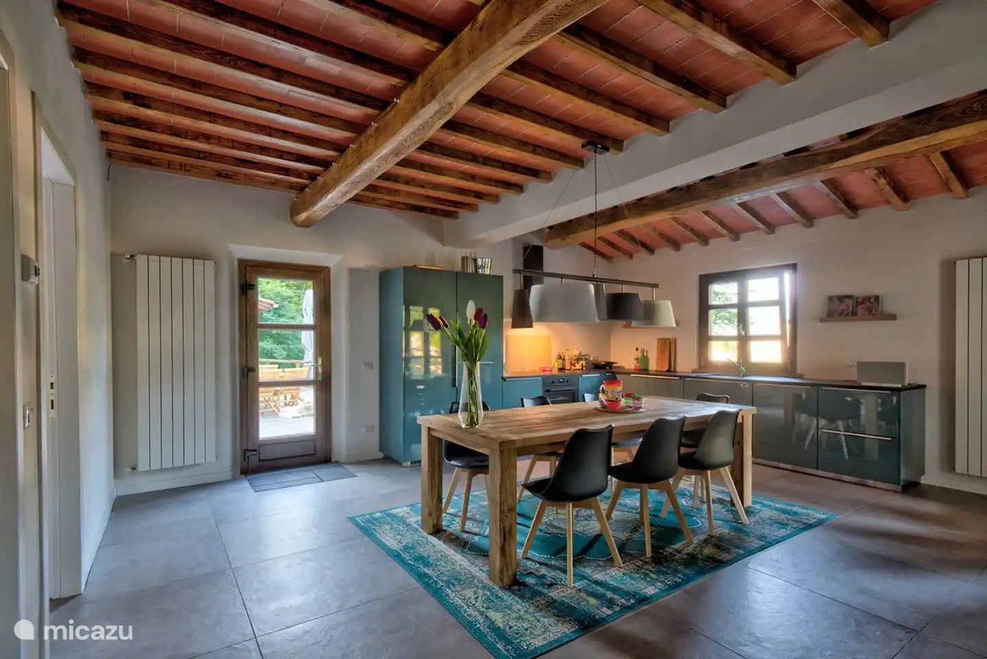 Die Küche vom Wohnzimmer aus gesehen