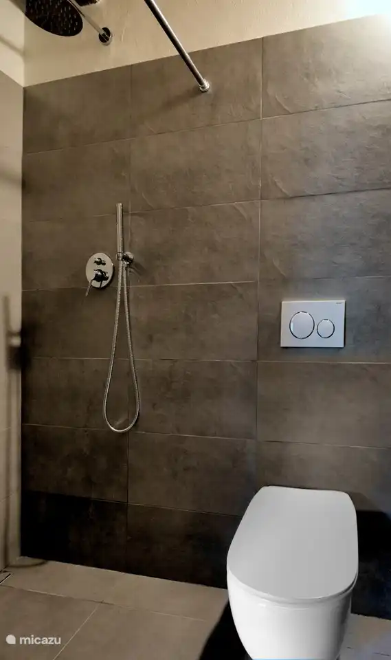 WC / Bad 1 (im Hauswirtschaftsraum im Erdgeschoss)