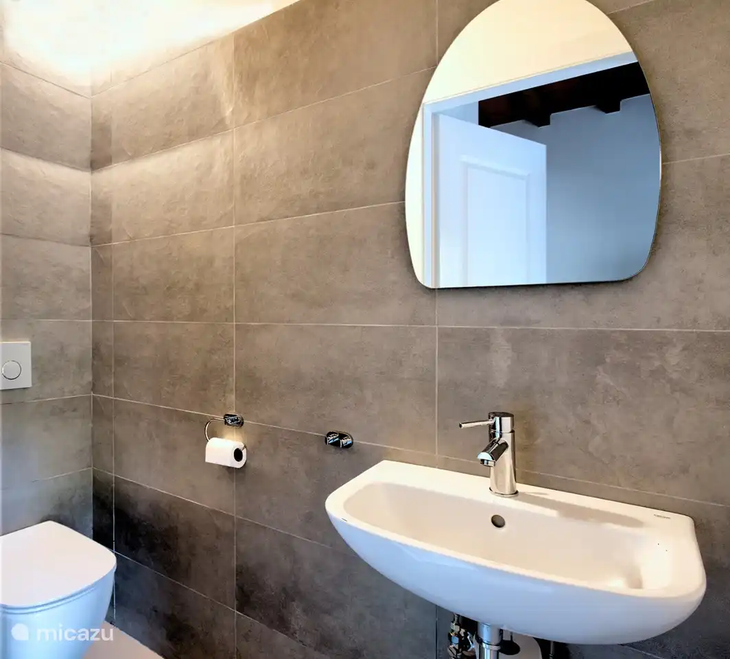 WC / Bad 1 (im Hauswirtschaftsraum im Erdgeschoss)