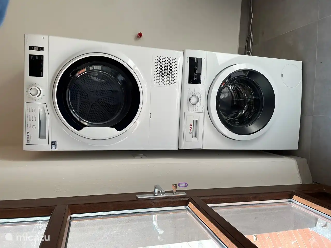 Selbstverständlich haben wir eine Waschmaschine und einen Trockner im Hauswirtschaftsraum.