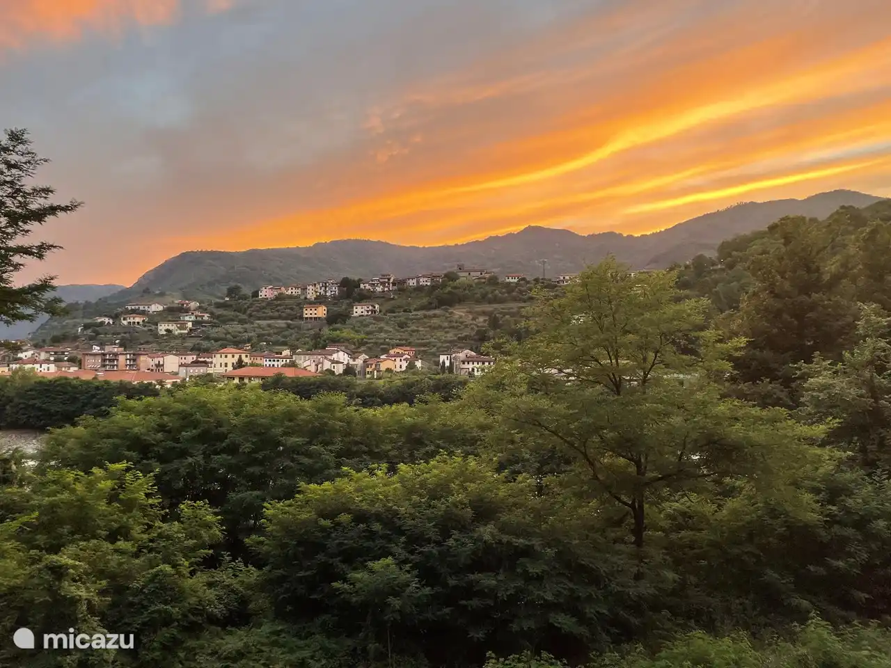 Blick von der Terrasse. Die Sonne geht auf der anderen Seite unter
