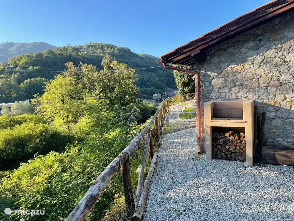 Grillplatz hinter dem Gästehaus.