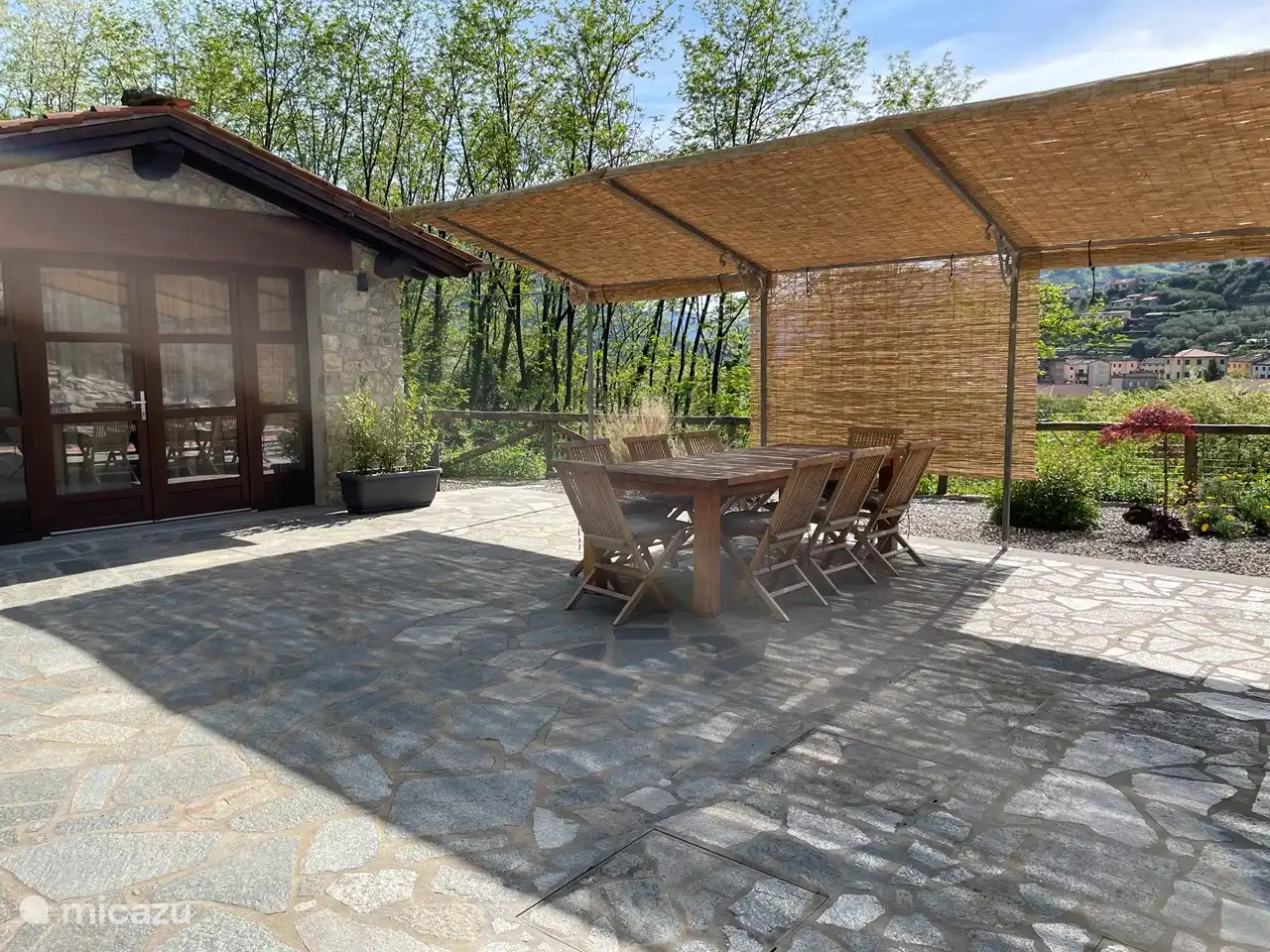 Die große Terrasse zwischen dem Haus und dem Gästehaus.