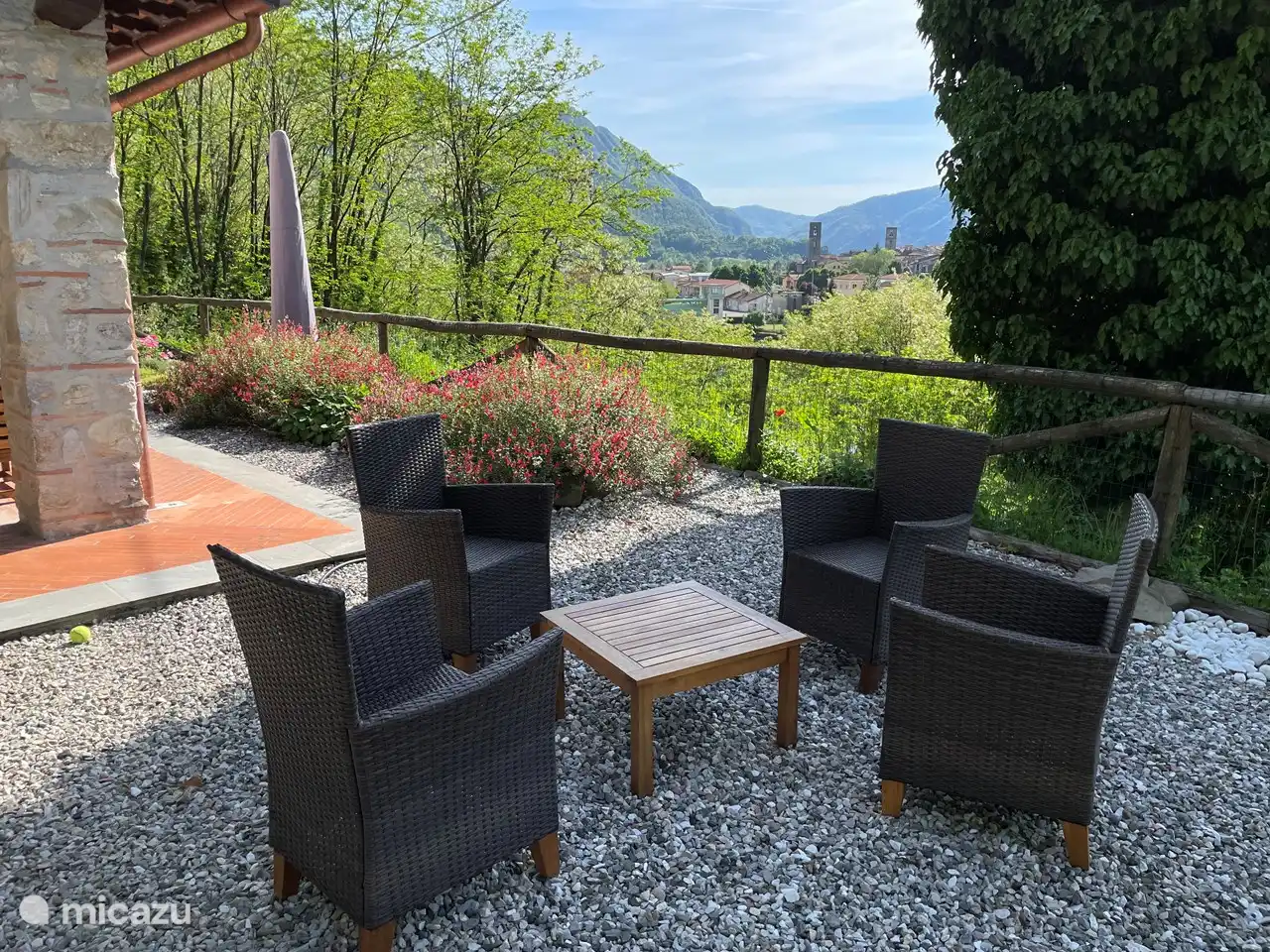 Eine weitere Sitzecke mit Blick auf das Dorf.